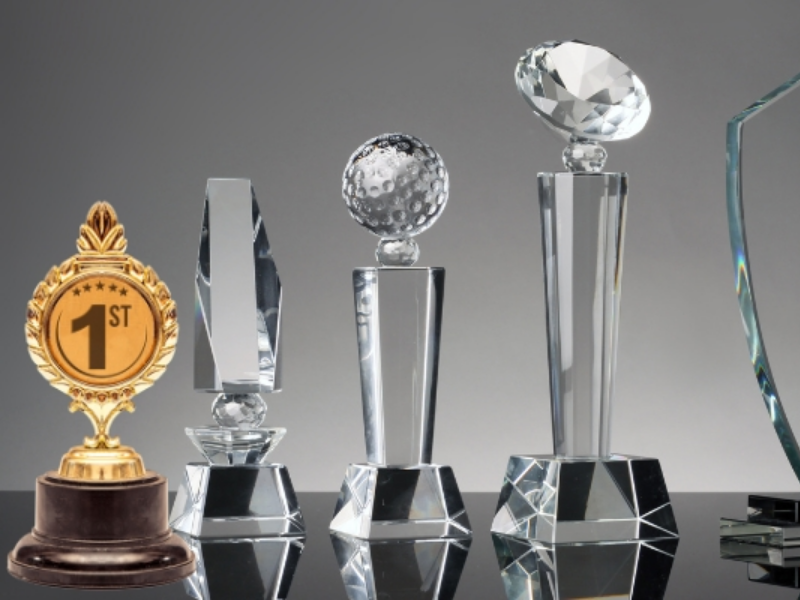 Kỷ niệm chương và cúp pha lê luôn được ưa chuộng bởi sự sang trọng và ý nghĩa