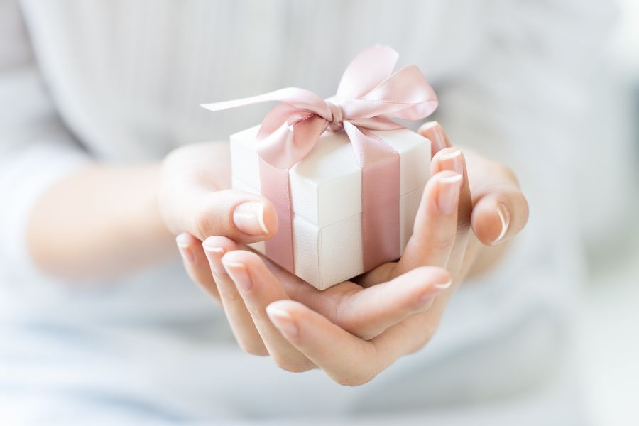 Quà tặng cho khách hàng thể hiện sự gắn kết và trân trọng