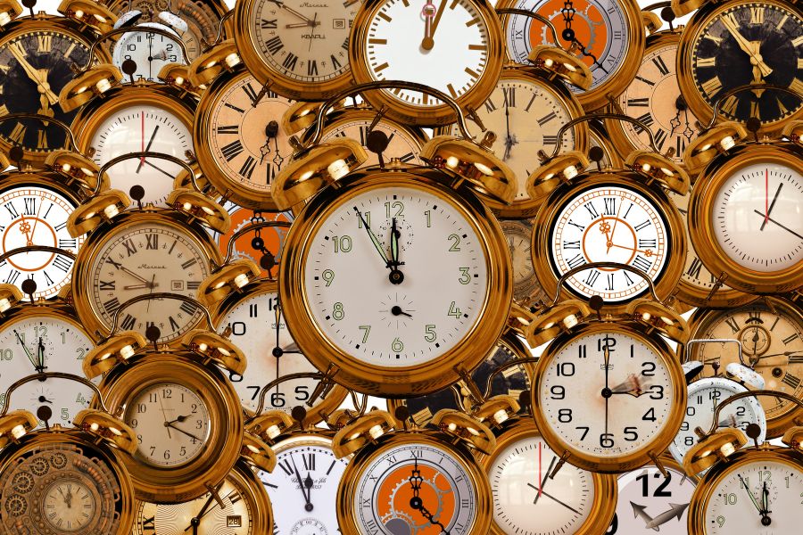 Đồng hồ treo tường quà tặng cho nhân viên phù hợp