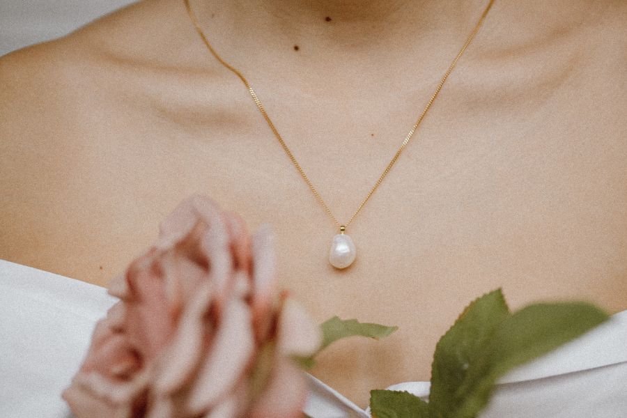 Dây chuyền là món trang sức phù hợp để làm món quà tặng cho sếp nữ