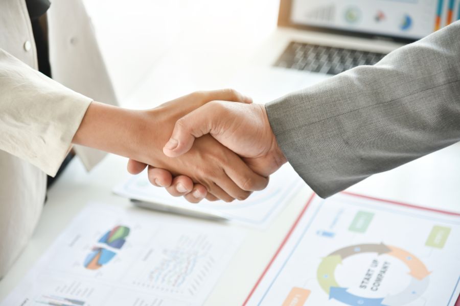 Quà tặng doanh nghiệp đối tác phù hợp giúp tạo dựng mối quan hệ tốt  