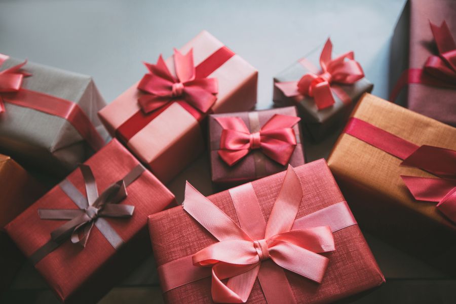 Nên tặng nhân viên những món quà thiết thực