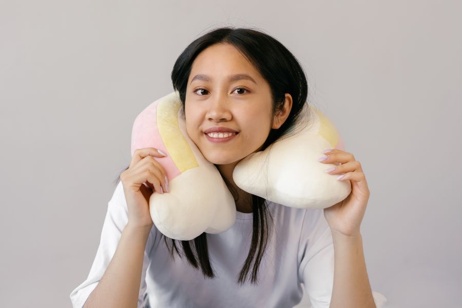 Gối cổ là món quà tặng nhân viên văn phòng phù hợp