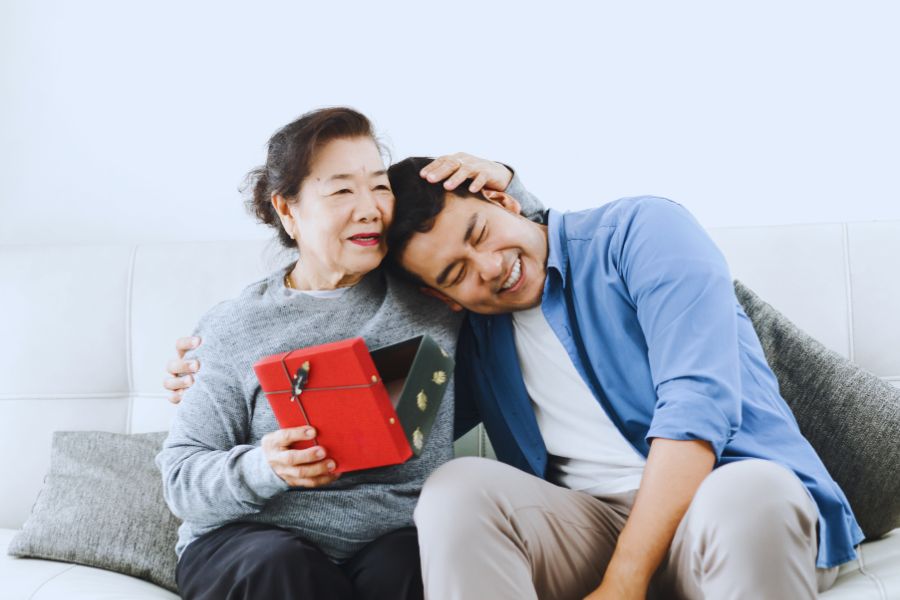 Quà tặng mẹ sinh nhật như một lời tri ân sâu sắc 